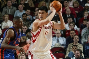 中國新聞周刊：08奧運前籃協(xié)高層曾赴美 懇切火箭照顧好姚明身體