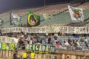 憤怒！葡體球迷拉橫幅抗議約克雷斯：沒人能凌駕于俱樂部之上