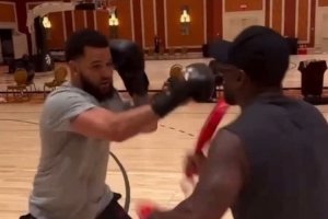 ??有模有樣 范弗里特和烏度卡一起在賭城練拳擊