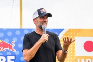 克洛普參加紅牛俱樂部大宮松鼠活動，社媒曬照：感謝大家的歡迎