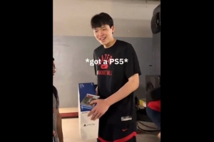 殳海：楊瀚森的PS5是2K官方送的 業(yè)余生活打游戲算非常健康的愛好