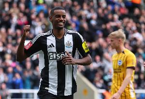 TA：伊薩克未入選友誼賽名單，紐卡堅稱是為控制上場時間而非轉(zhuǎn)會