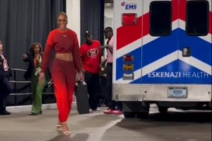 ??她還沒(méi)官宣我！阿賈穿高跟鞋霸氣走秀??熱巴在身后鬼鬼祟祟