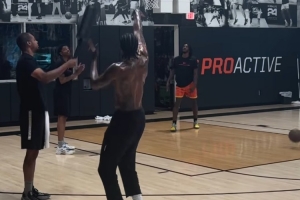 揮汗如雨??杰倫-格林曬1分鐘三分訓(xùn)練視頻：開(kāi)局8中4后連進(jìn)7個(gè)