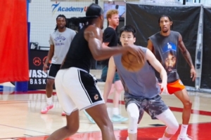 能里能外！美媒曬莫布里近期訓(xùn)練視頻 郭昊文也在&多次防守對(duì)位