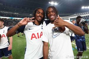 長(zhǎng)太像了??斯賓塞社媒分享視頻，小球迷要簽名卻將其認(rèn)成烏多吉