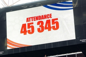 曼聯(lián)官方曬照，0-0利茲聯(lián)的比賽共吸引45345名球迷入場(chǎng)觀賽