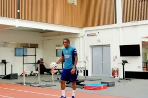 ??胯下運(yùn)球+投籃命中！馬杜埃凱在阿森納訓(xùn)練基地打籃球