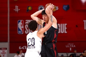 拓記：楊瀚森保證了進(jìn)攻的流暢性 這一點(diǎn)夏聯(lián)隊(duì)里其他球員沒法比