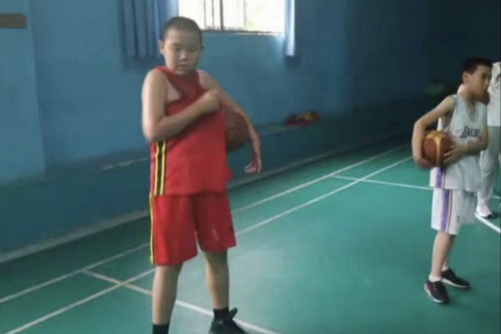 小胖子逆襲？??楊瀚森稱接觸籃球是因?yàn)楦赣H讓他減肥 多運(yùn)動(dòng)