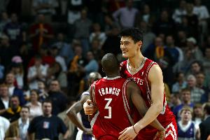 ??美媒曬姚明與弗朗西斯合照：這是2028年的亨德森和楊瀚森