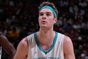 恭喜??黃蜂29號秀麥克尼利與耐克簽下一份多年球鞋合同??