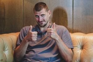 直播吧約基奇中國(guó)行專訪：喜歡約老師這個(gè)昵稱 與361°合作很愉快