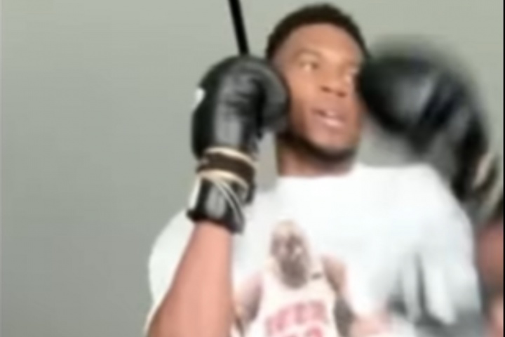 修煉新技能??字母哥和妻子一起訓(xùn)練拳擊??穿著喬丹攤手的T恤