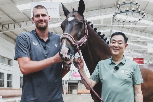 ??喜歡！約基奇打破次元壁與濮存昕共同擼馬&看馬眼神都拉絲了