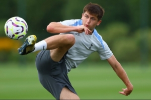 跟隊：17歲邊鋒摩爾希望外租鍛煉，熱刺主帥弗蘭克將做出最終決定