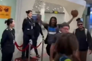 他來了??莫蘭特抵達正式開啟中國行 手持籃球與球迷打招呼??