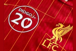 去年圣誕說要送紙和筆！阿諾德社媒轉(zhuǎn)發(fā)利物浦悼念若塔的球衣標(biāo)志