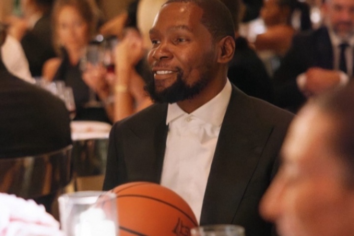 ??新娘Rooks認(rèn)可的“惡搞”：杜蘭特帶籃球參加婚禮