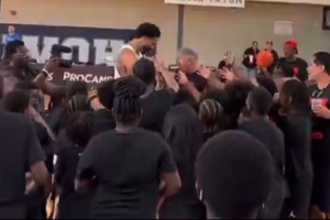 塔圖姆在家鄉(xiāng)主持籃球訓練營&大受小朋友喜愛 他還穿著保護靴