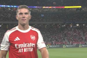 帥！約克雷斯賽前亮相向球迷致意，身穿阿森納14號球衣！