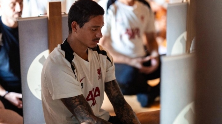 遁入佛門！利物浦日本行造訪寺廟，在僧人指導下進行早晨冥想