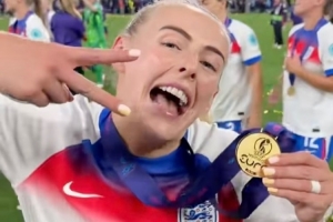 郵報(bào)報(bào)英格蘭女足慶祝：奪冠后又唱又跳，帶披薩和啤酒回場上狂歡