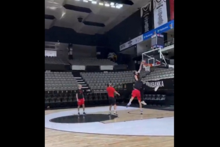 ??第一扣相當(dāng)炸裂！申京繼續(xù)和火箭訓(xùn)練師打磨控球和突破技術(shù)