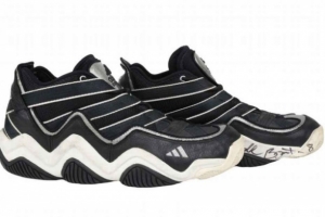 科比生涯首次首發(fā)所穿阿迪簽名球鞋拍出24萬美元 個(gè)人球鞋第二高