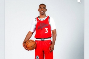 詹姆斯轉(zhuǎn)發(fā)保羅快船定妝照：太酷了！ 他滿臉幸福 祝賀@保羅??