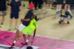 還好沒受傷??莫蘭特中國行準(zhǔn)備秀跨人扣籃 腳下打滑致敬庫里