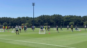 ??利物浦跟隊(duì)：訓(xùn)練結(jié)束后范迪克加練任意球，努涅斯加練射門