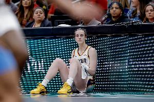 55歲男子被控跟蹤&騷擾克拉克 他當(dāng)庭認(rèn)罪后被判刑18個(gè)多月