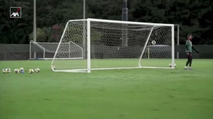 有點(diǎn)厲害???；倏擞?xùn)練中左右腳+頭球破門，輕松完成帽子戲法