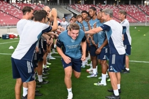 歡迎加盟！阿森納教練和球員組成“歡迎通道”讓約克雷斯穿過