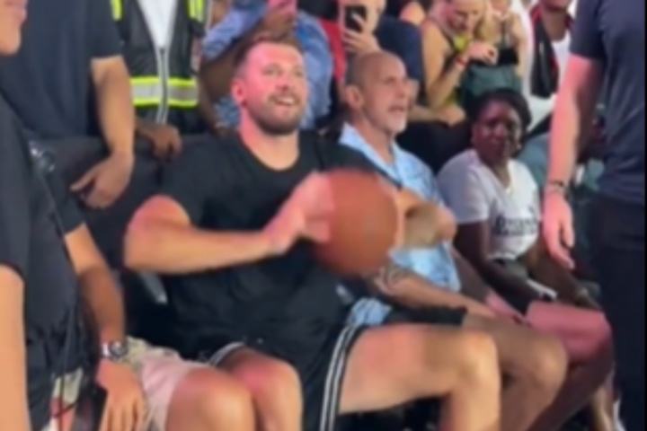 盧卡Magic??東契奇在紐約參加活動(dòng)坐在板凳上輕松投進(jìn)三分