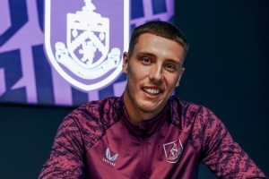 官方：伯恩利與23歲中衛(wèi)艾斯特福續(xù)約，新合同為期五年