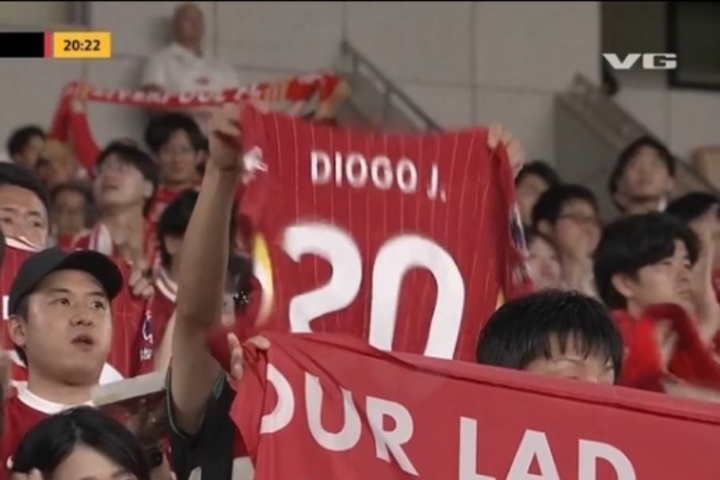 感人！比賽第20分鐘，球迷起立鼓掌致敬若塔！