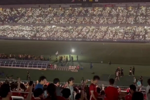 對陣橫濱水手友誼賽賽前，利物浦傳奇伊恩-拉什獻(xiàn)花紀(jì)念若塔兄弟