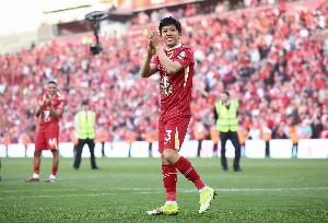 兢兢業(yè)業(yè)！跟隊(duì)曬現(xiàn)場(chǎng)視頻：日本后腰遠(yuǎn)藤航作為隊(duì)長(zhǎng)舉起獎(jiǎng)杯