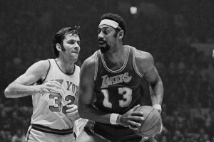 張伯倫是歷史唯一單場(chǎng)雙40+的球員 共8次達(dá)成得分籃板雙40+??