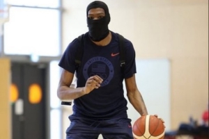 你熱不熱？??杜蘭特今日戴著忍者頭套訓(xùn)練