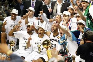 歷史僅有帕克和萊昂納德對(duì)所有現(xiàn)役球隊(duì)保持生涯50%+交手勝率??