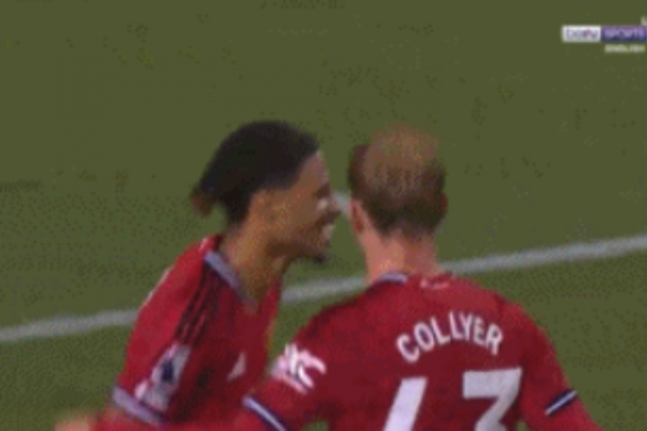 打花了！萊昂帶球滑倒，隨后小將威廉斯得球破門，曼聯(lián)4-0領(lǐng)先