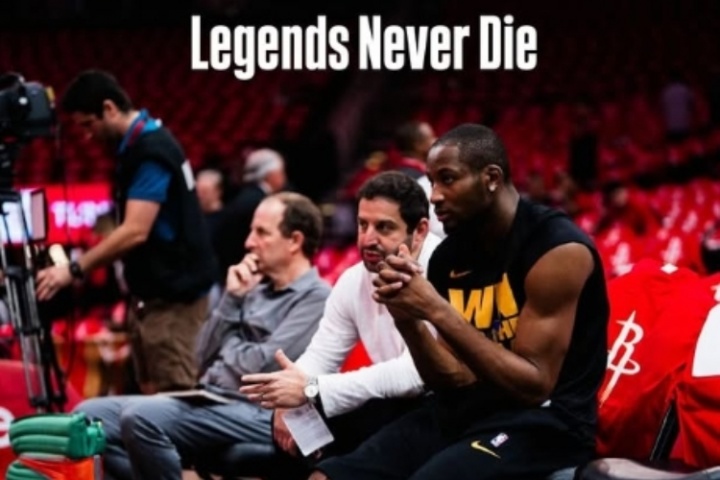 有點尬~??庫明加經(jīng)紀人轉(zhuǎn)發(fā)合照：傳奇永不消亡！