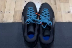 詹姆斯自拍凌晨開車前往訓(xùn)練館 曬出疑似詹23代戰(zhàn)靴??