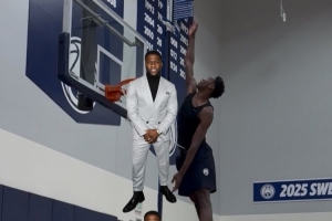 ??迪班薩惡搞凱文-哈特 將其P進(jìn)自己展示恐怖彈跳的照片中