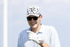 桿子有點(diǎn)短??開拓者官博曬克林根打高爾夫球帥照??