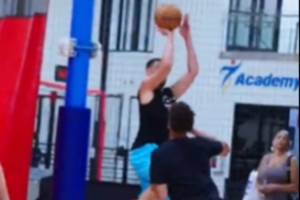 咔咔就是投！克萊-湯普森現(xiàn)身野球局 精準(zhǔn)投射一通亂殺