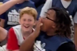 借點(diǎn)手感？美媒發(fā)布?xì)W文互動(dòng)視頻 一名小朋友與其擊掌后舔了舔手